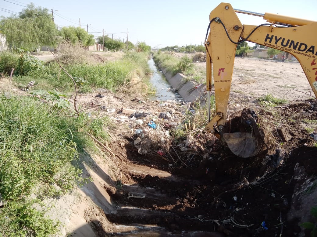 La Municipalidad trabajó en el mantenimiento del Desagüe Lugones en el sur de la ciudad