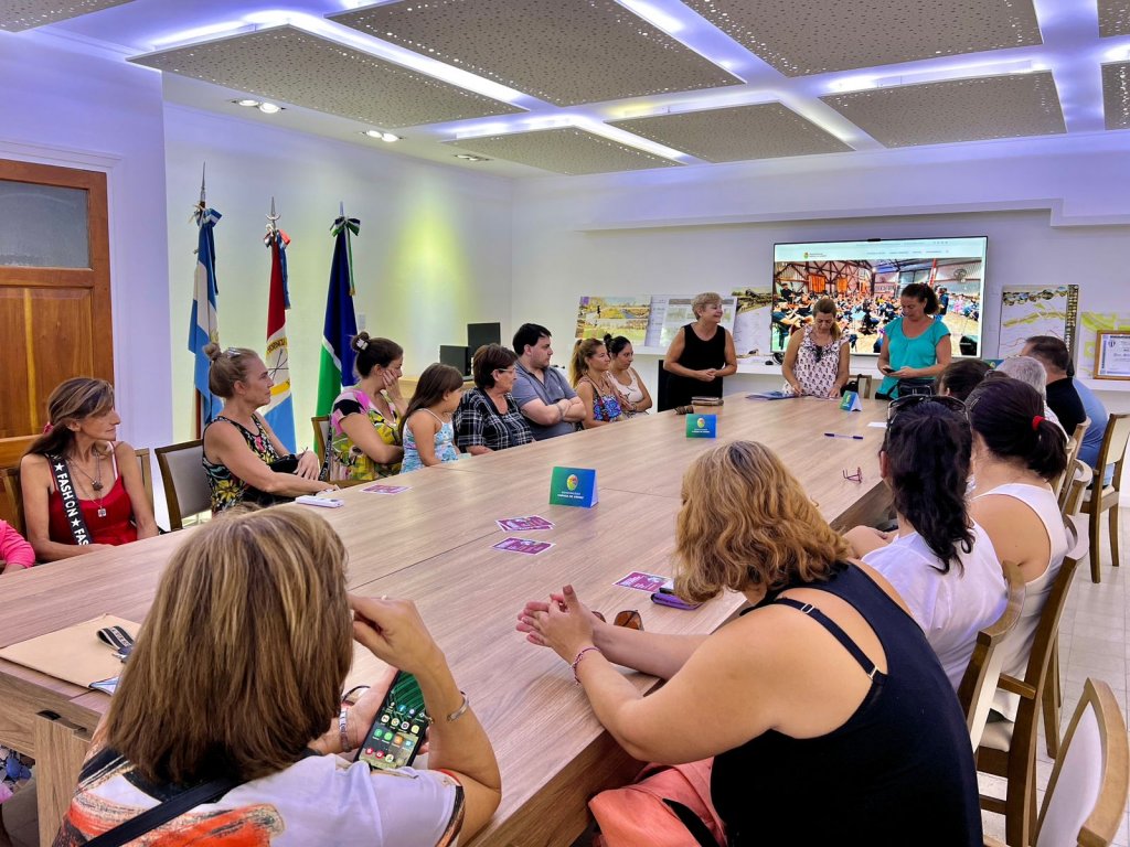 Municipio acompañó a vecinos en la firma de escritura para sus viviendas