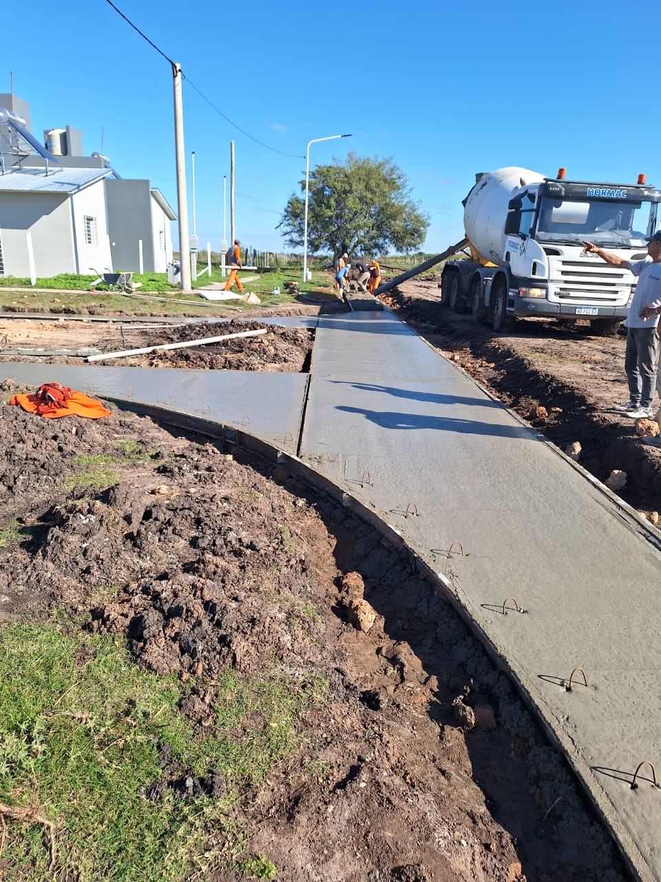 Obras de veredas, cordón cuneta y badenes avanzan en Larroque