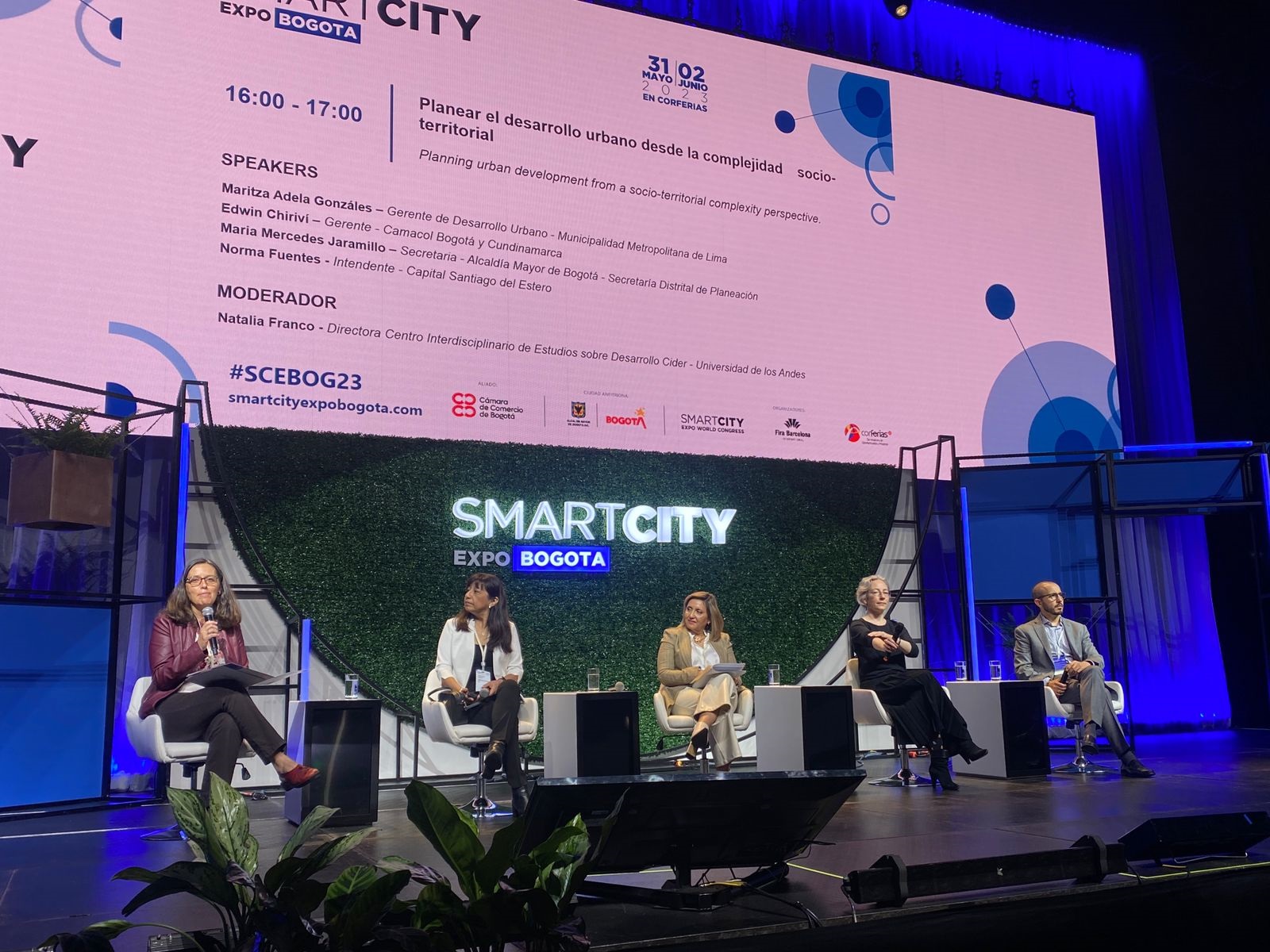 La intendenta Fuentes expuso en la Smart City realizada en Bogotá