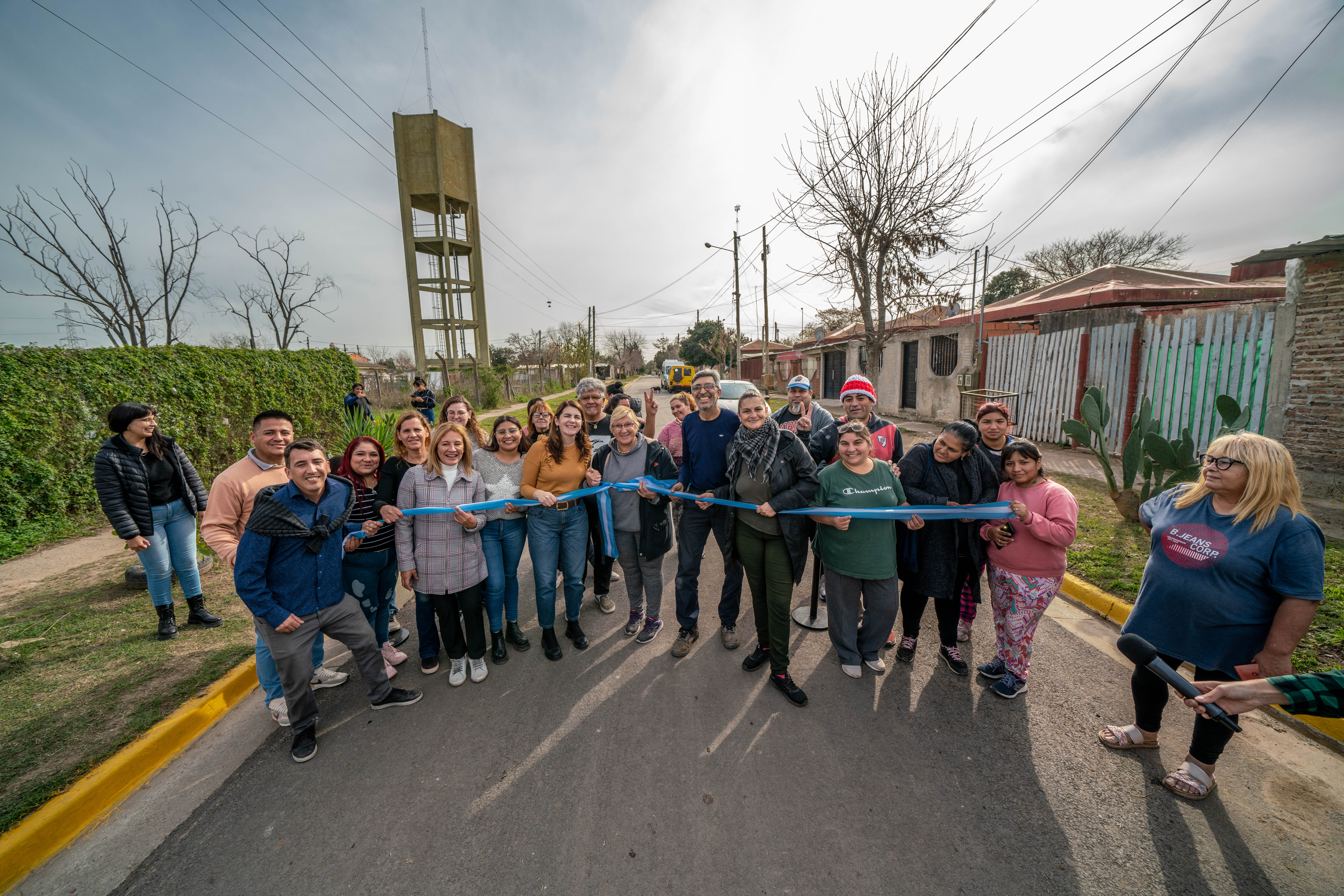 Fernández inauguró 35 nuevas cuadras de asfalto en el barrio San Carlos