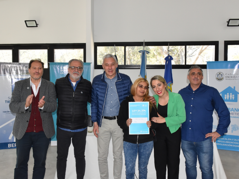 Cagliardi encabezó el acto de entrega de 43 escrituras propietarias