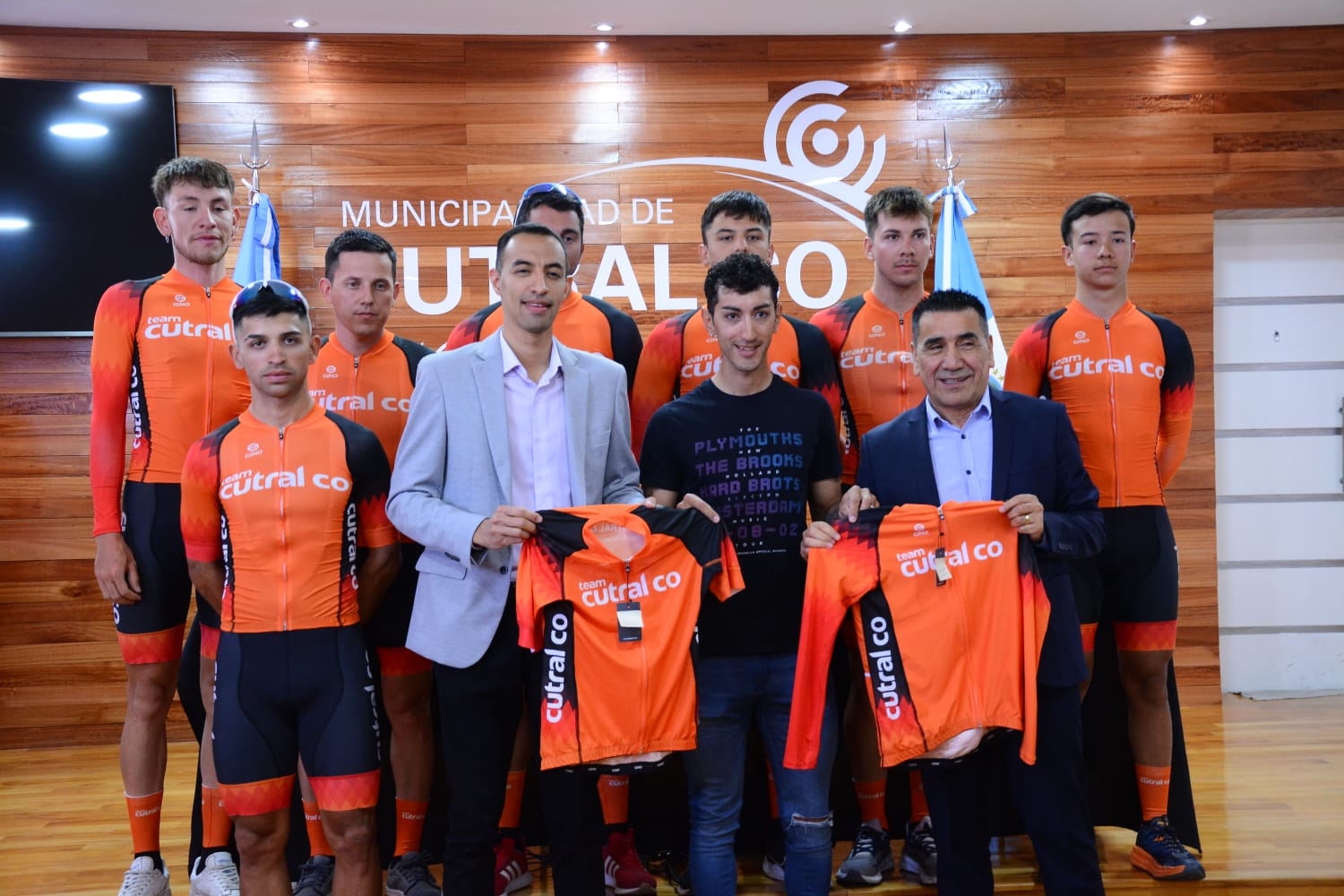 De cara a la vuelta ciclística de cutral có, hizo su presentación en sociedad el «Team Cutral Có»