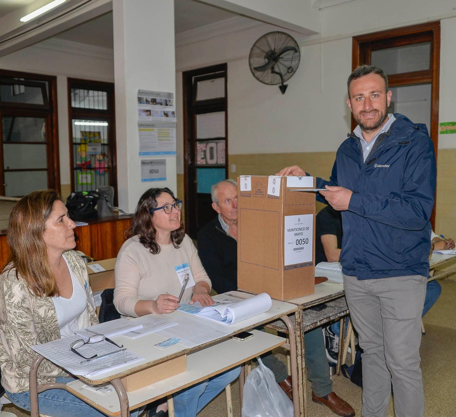 El Intendente Hernán Ralinqueo votó en la Escuela Primaria 5 de 25 de Mayo.
