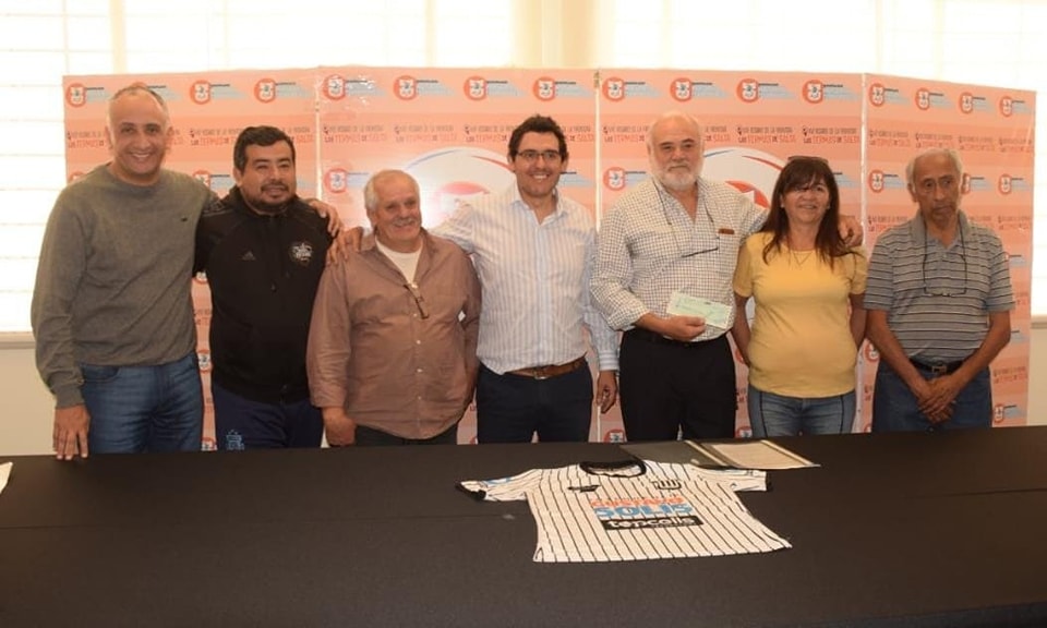 Intendente Gustavo Solís entregó una ayuda económica al club Güemes.