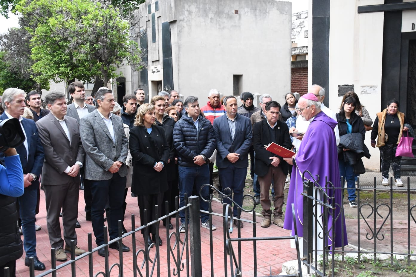 Fuentes participó de la misa en honor a los fieles difuntos en “La Piedad”