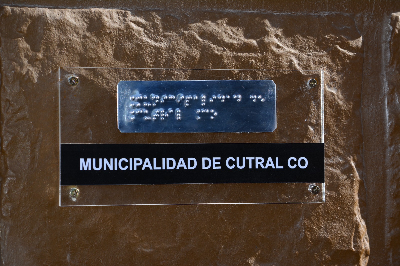 La municipalidad implementa cartelería en braile para personas con discapacidad visual
