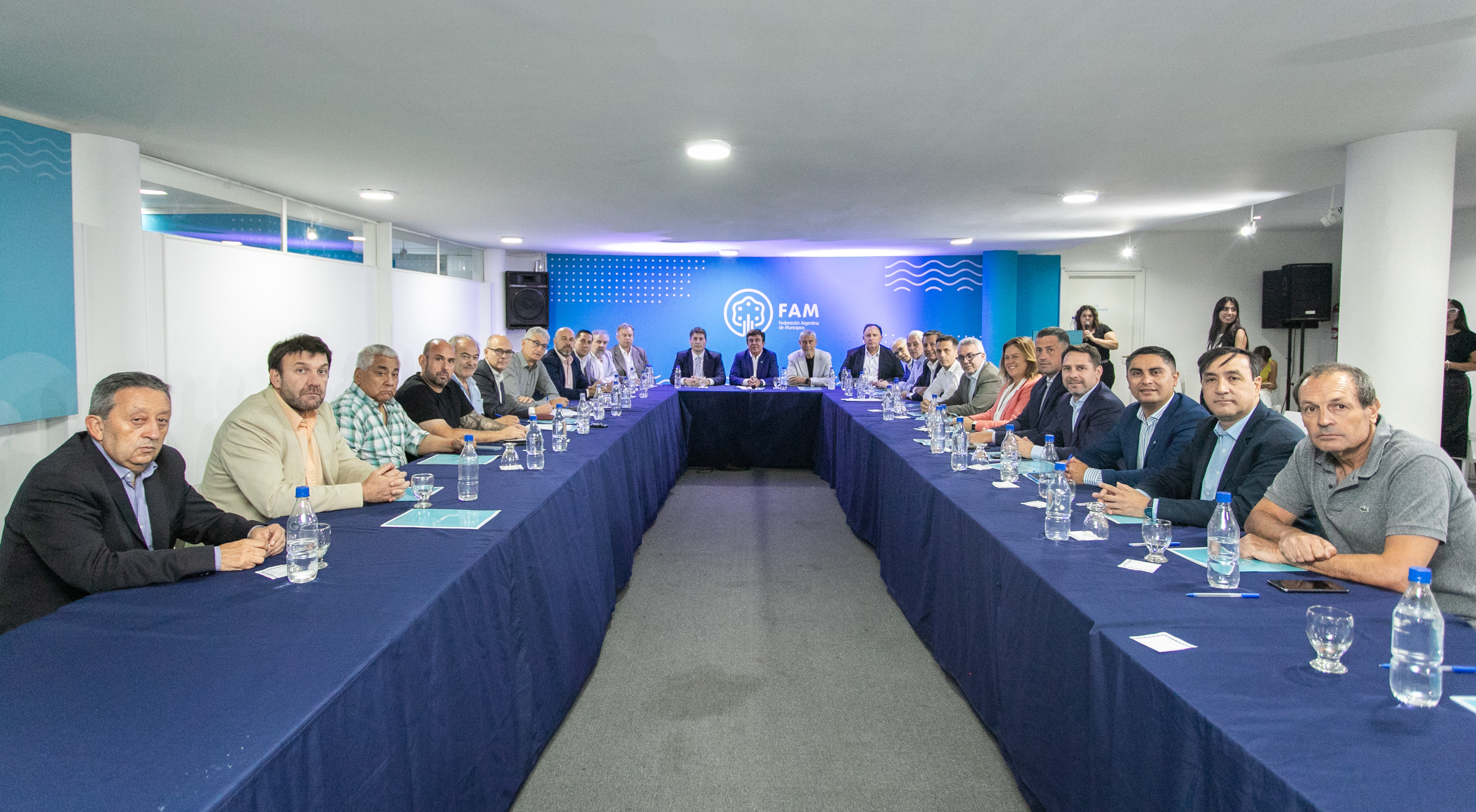 INTENDENTES DE TODO EL PAÍS PRESENTARON RECURSO DE AMPARO CONTRA EL DNU PRESIDENCIAL