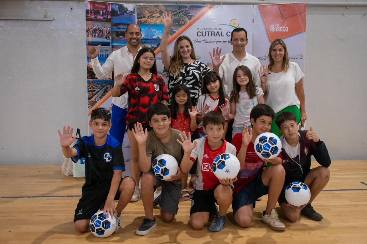 YPF donó pelotas de fútbol al área de deportes y juventud