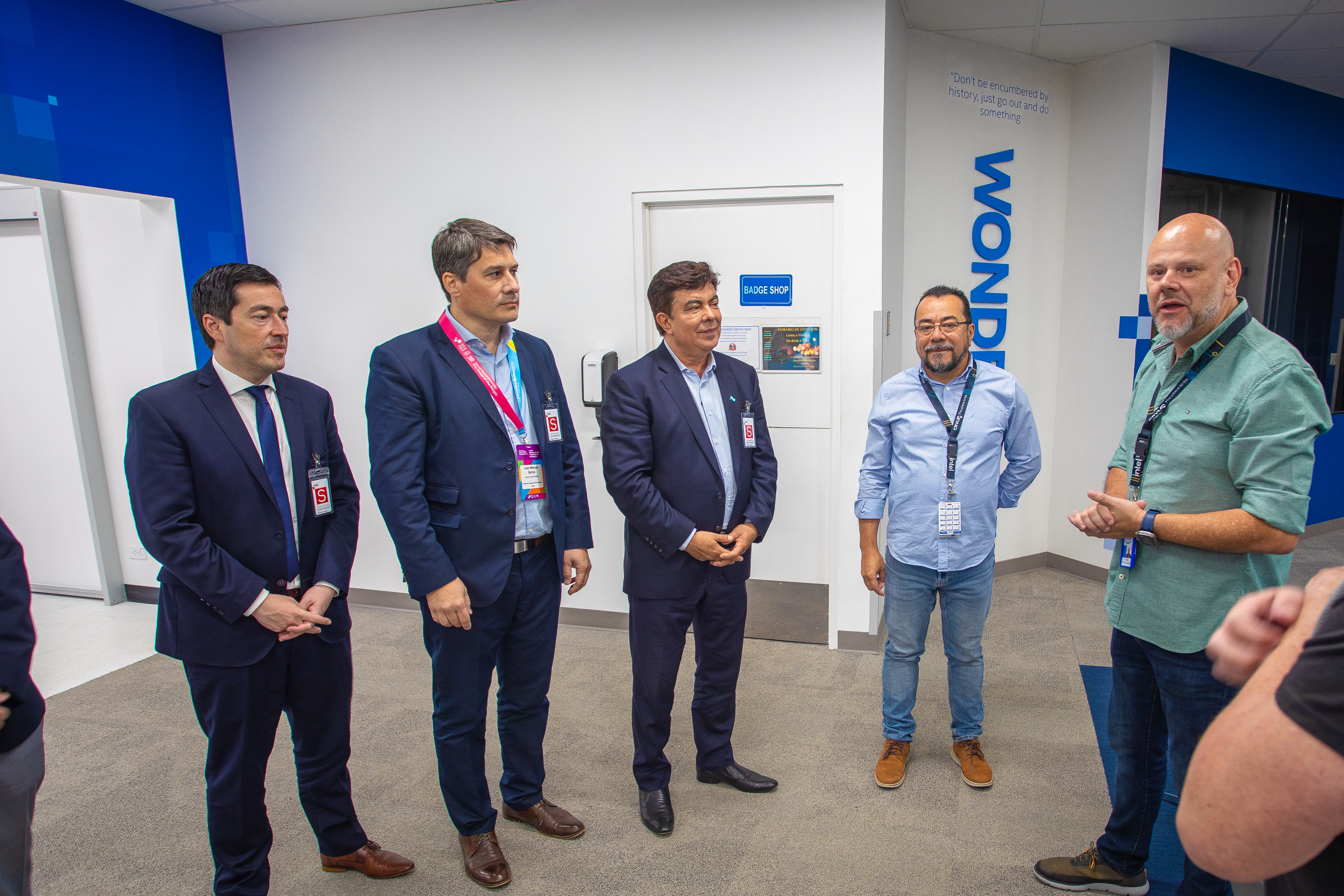 LA DELEGACION DE FAM VISITO LA PLANTA DE INTEL COSTA RICA