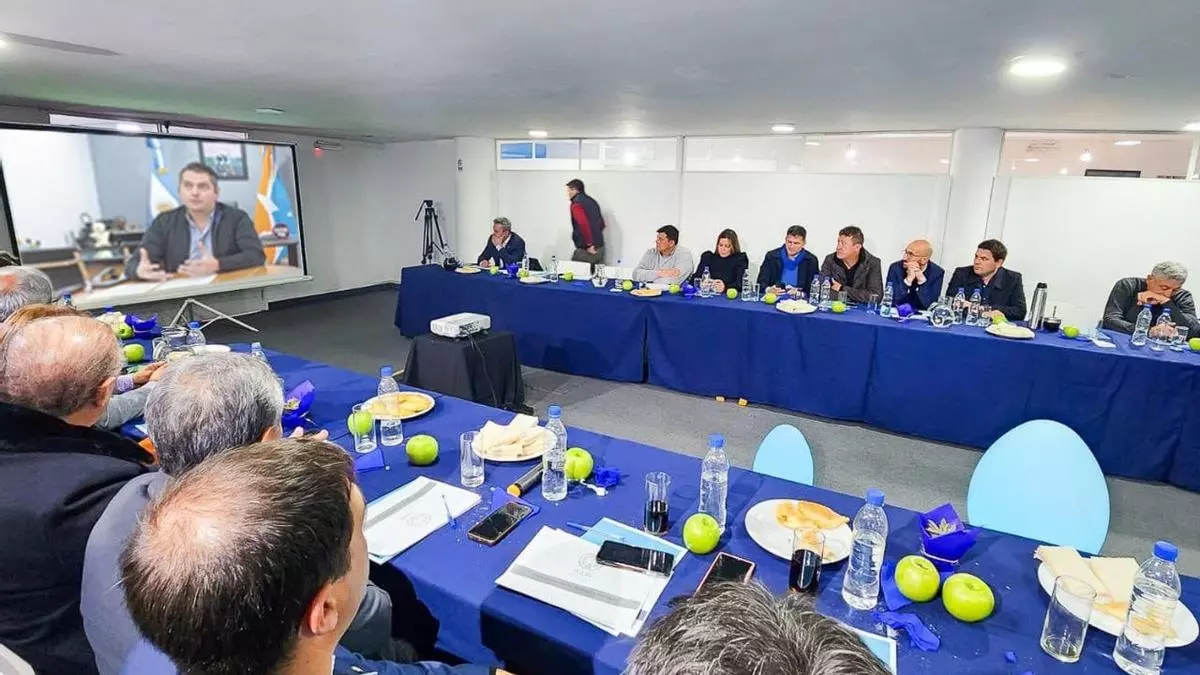 Intendentes piden que Cancillería condene explotación en Malvinas