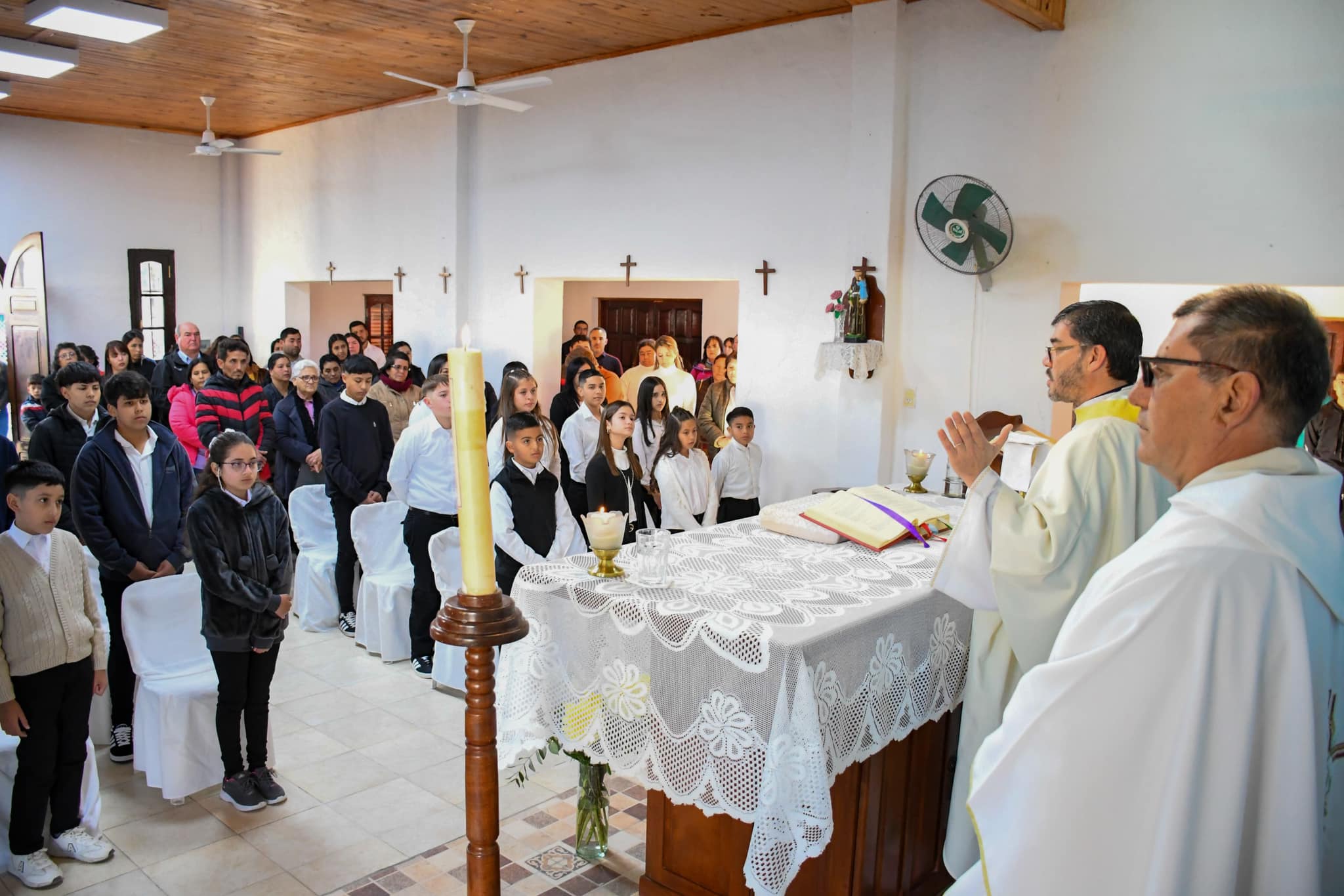 Niños y adolescentes recibieron su primera comunión en Laguna Blanca
