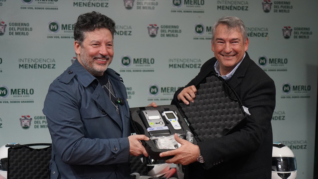 Menéndez y D´onofrio entregaron equipamiento en merlo
