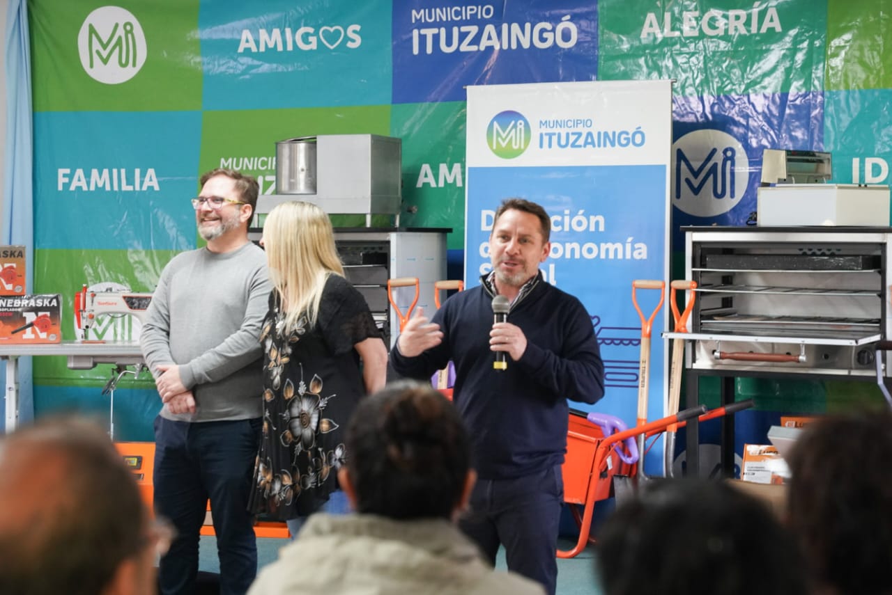 Pablo Descalzo entregó maquinarias y herramientas a emprendedores locales