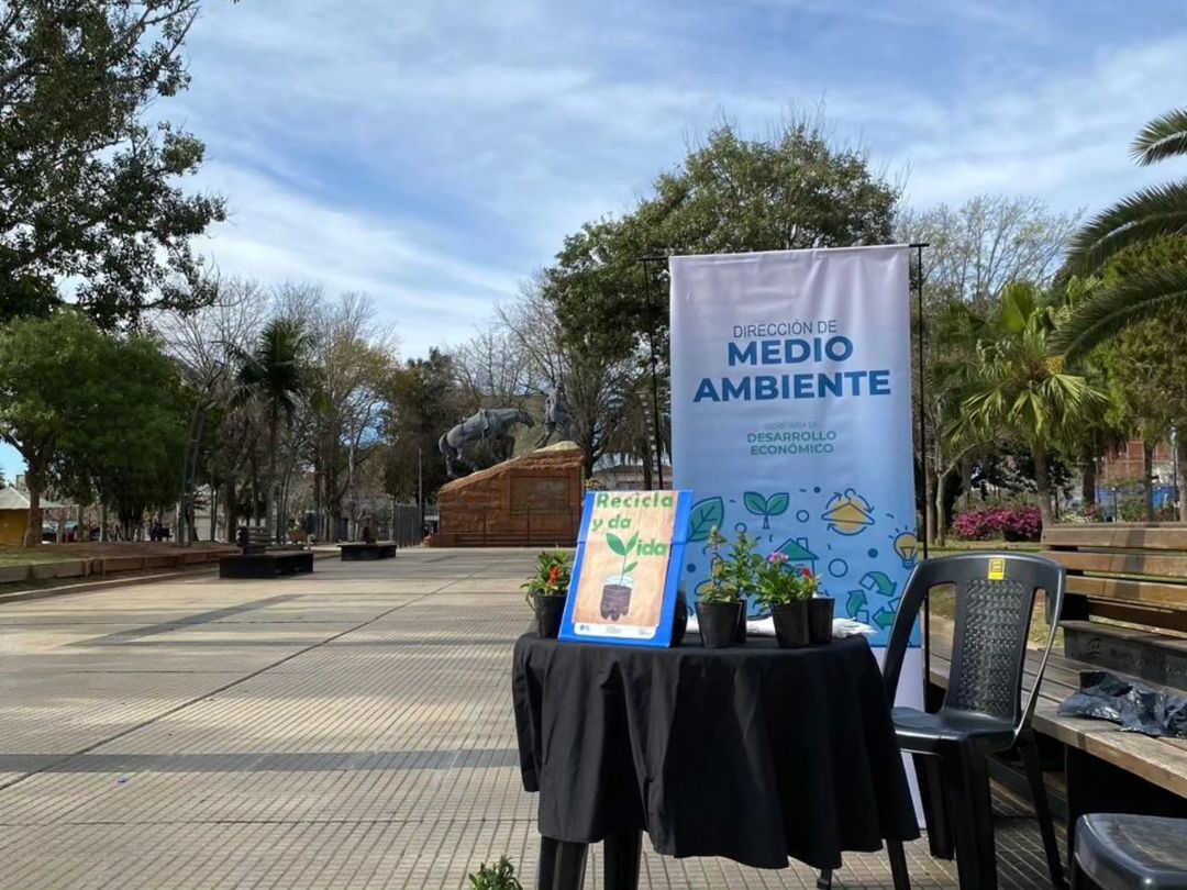 Jornada de ecocanje en Plaza Independencia: Educando en el cuidado del medio ambiente 