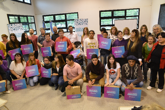 Entrega de netbooks para estudiantes de escuelas
