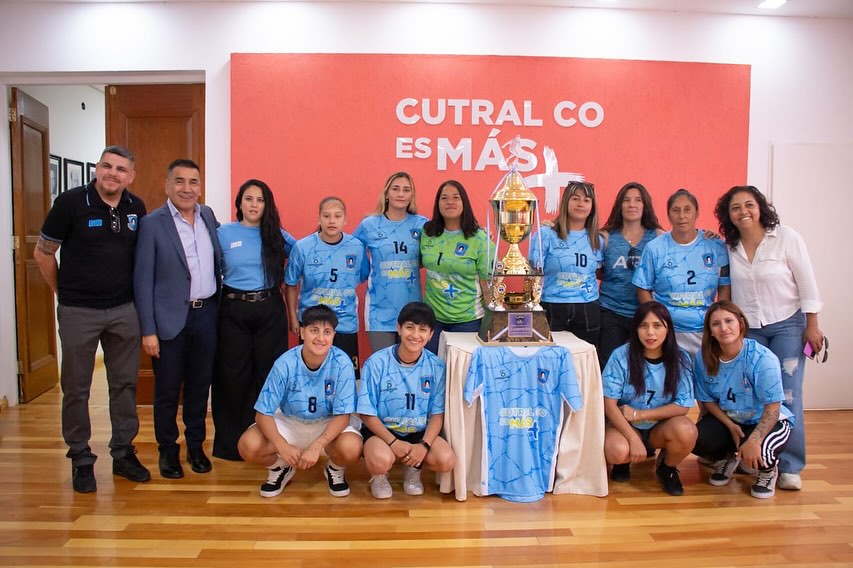 Las campeonas del Celeste visitaron al intendenter Rioseco