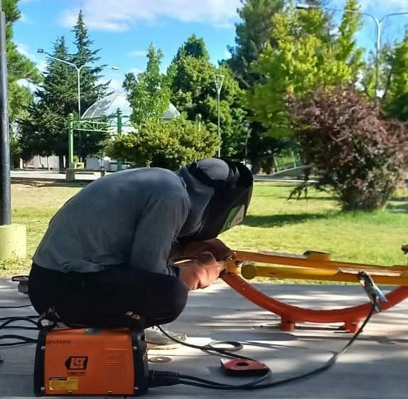 Trabajos de reparación en diferentes sitios de espacios verdes y públicos