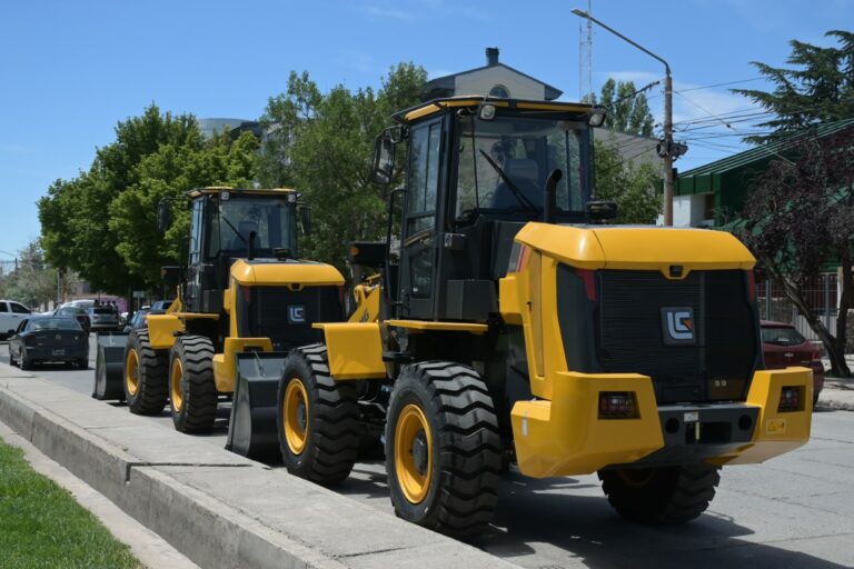El municipio suma dos nuevas máquinas con cargador frontal para mejorar la ciudad