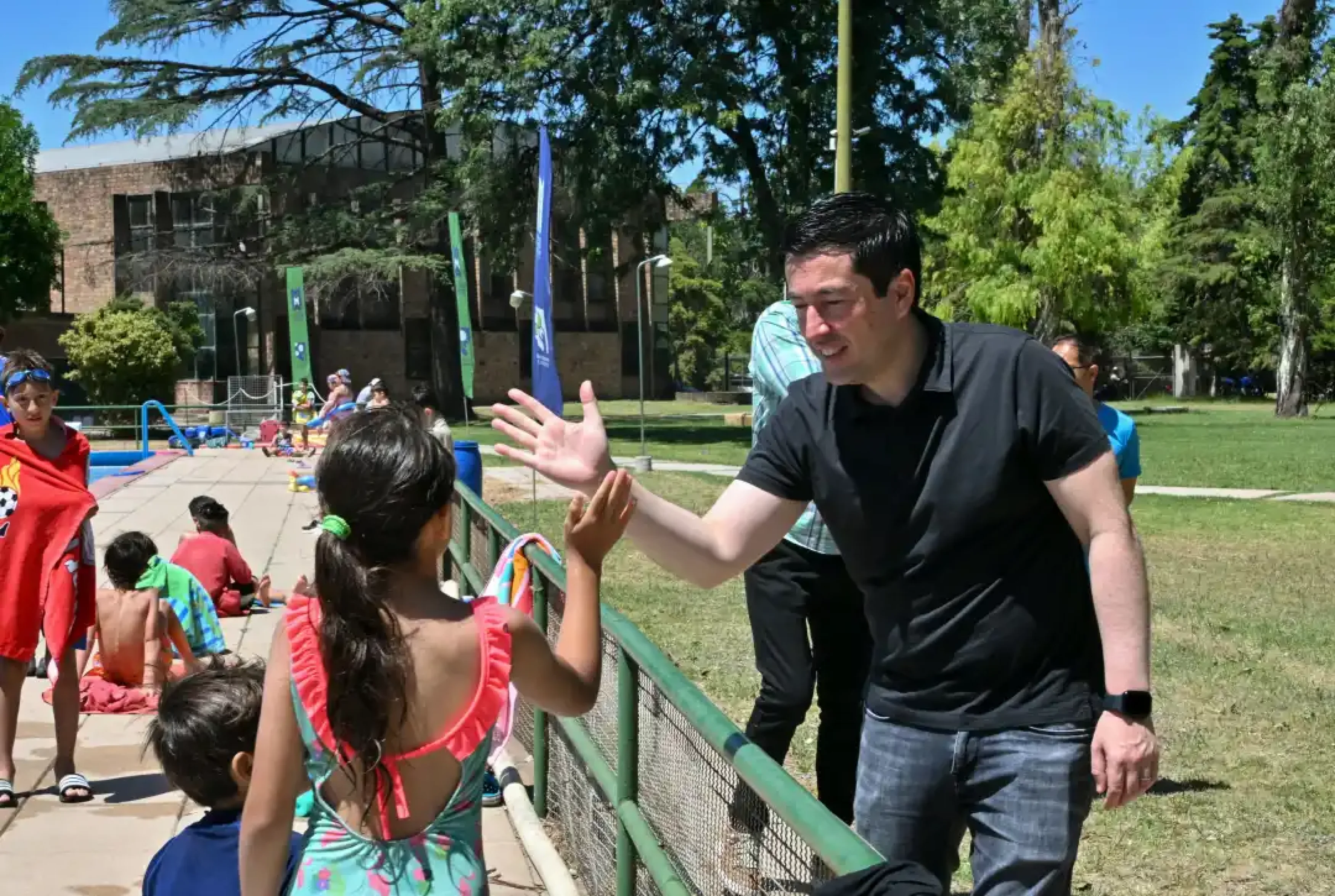 Leo Nardini visitó las colonias de verano en Malvinas Argentinas