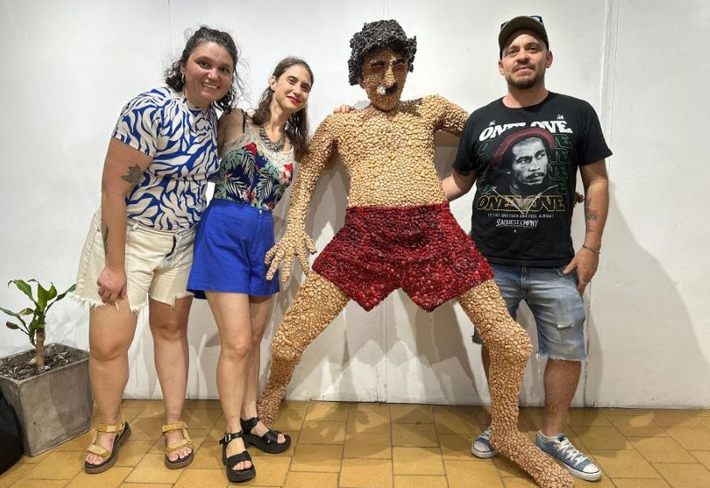 Artistas crearon escultura de Charly García con blísteres de medicamentos recolectados por el Municipio