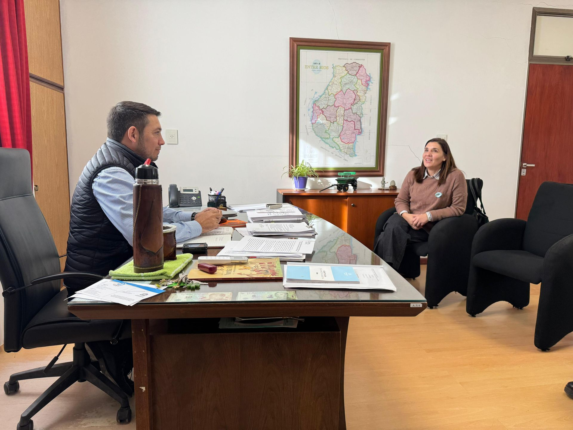 El presidente municipal recibió a la directora departamental de escuelas