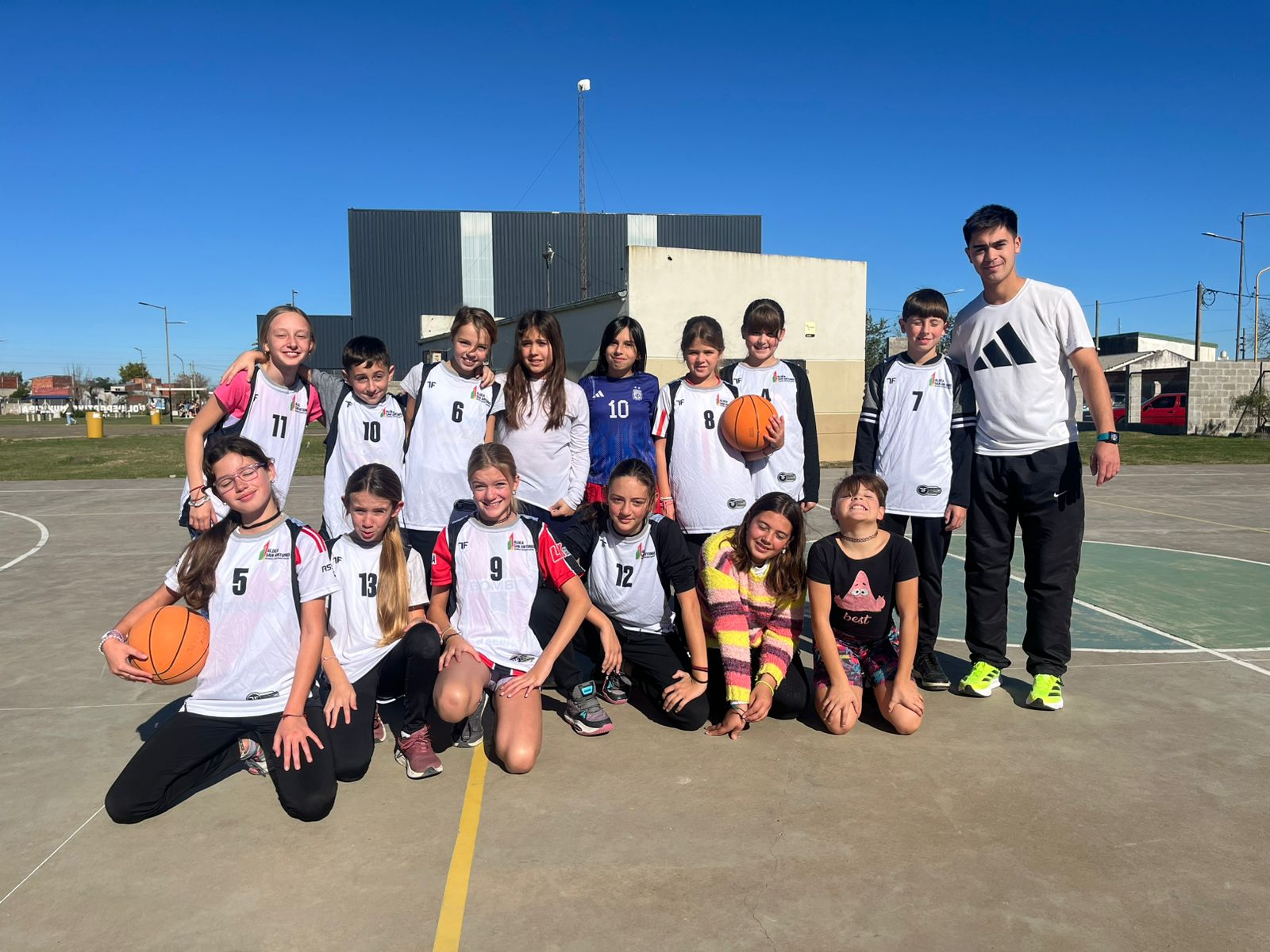 Niños y niñas de nuestra ciudad participaron de un encuentro de básquet