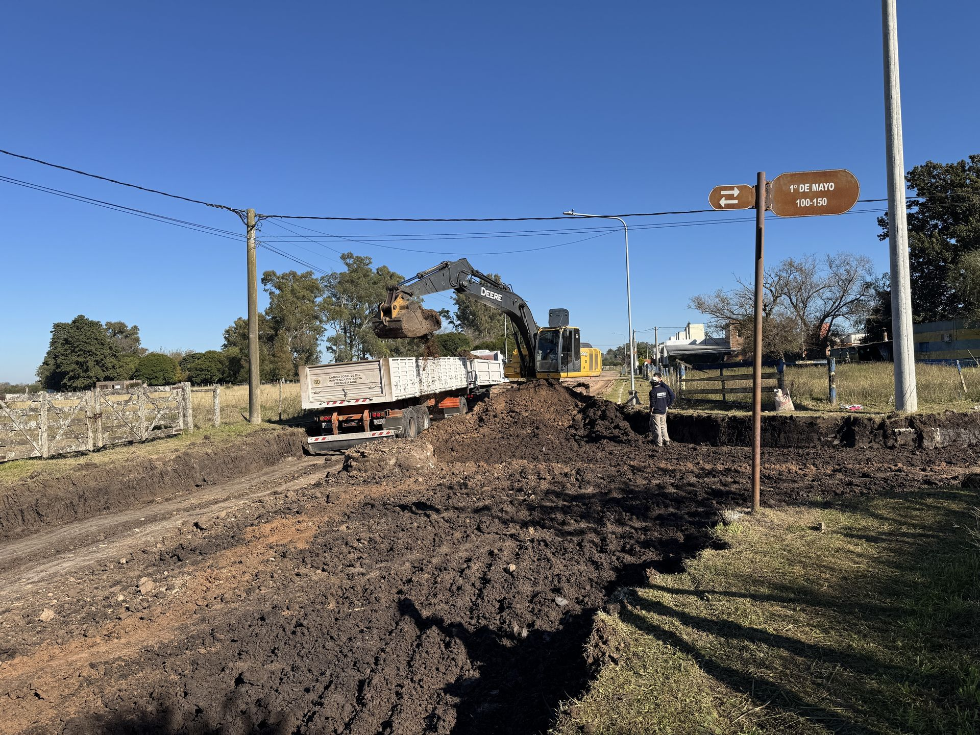Continúan los trabajos de mejoramiento vial con mano de obra y fondos municipales