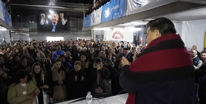 Mario Ishii reunió una multitud de paceños y arengó: «¡A Cristina se la defiende siempre!»