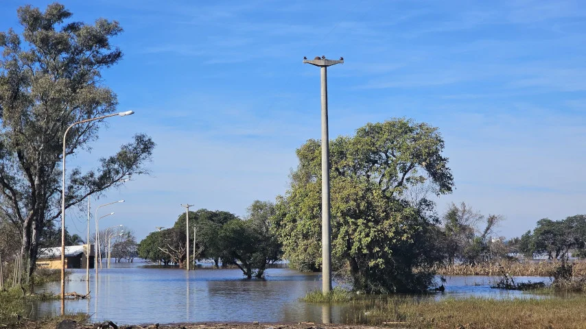 El río Uruguay desciende en Paso de los Libres y se asiste el regreso de familias evacuadas