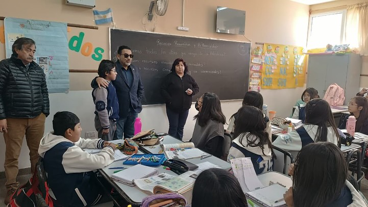 Gestos solidarios para alumnos de la escuela normal primaria