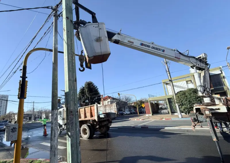 El Municipio refuerza el orden urbano con el retiro de cartelería publicitaria comercial para garantizar mayor seguridad en la vía pública