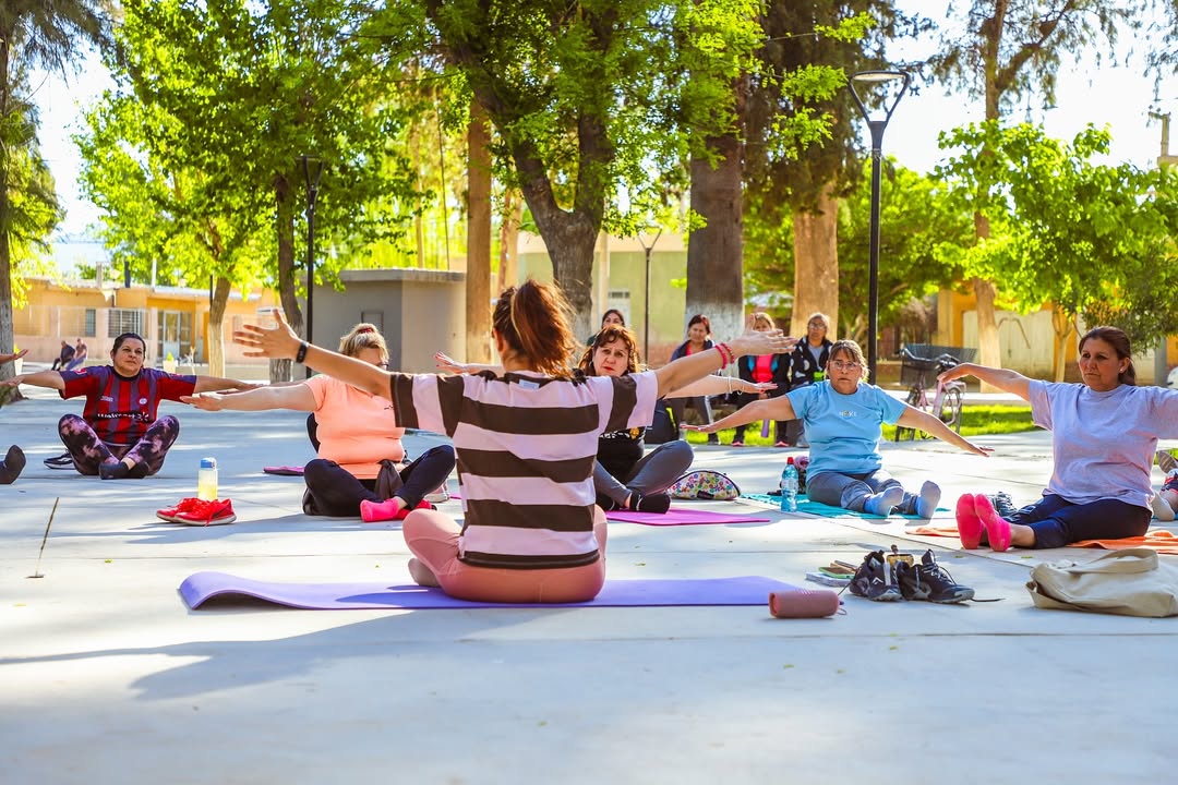 Clases de yoga para mejorar la calidad de vida de las personas mayores ...