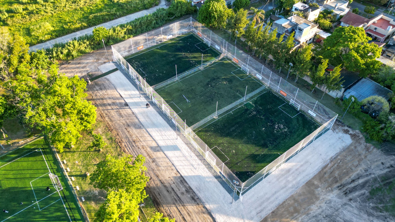 Mussi inauguró tres nuevas canchas de césped sintético en el Club Municipal Maltería