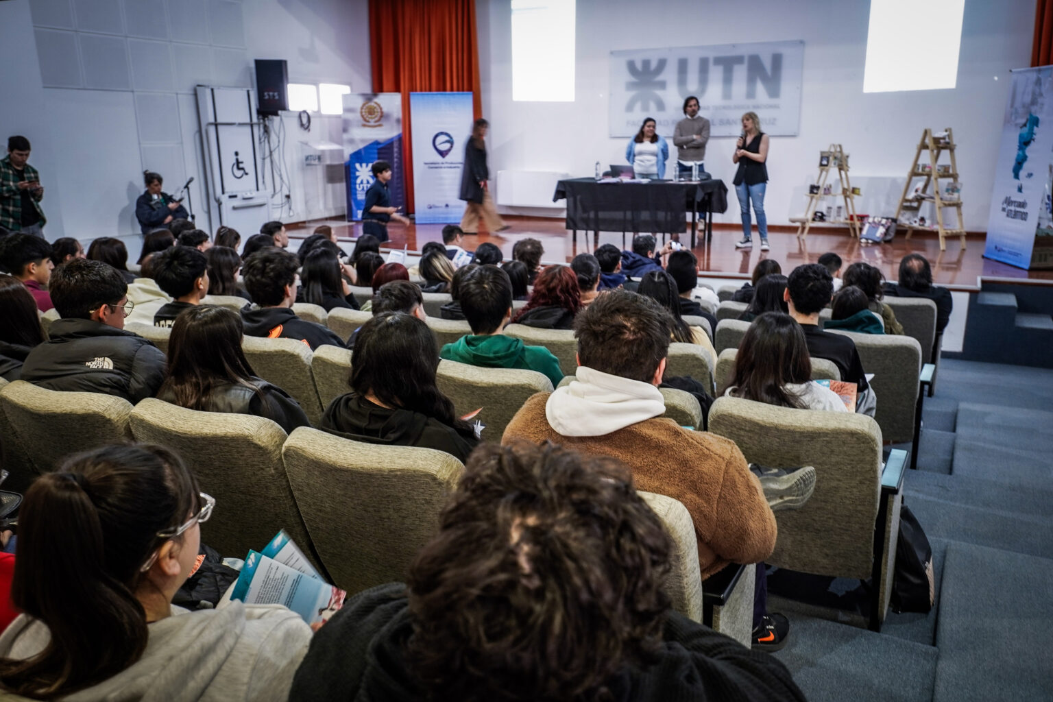 El Municipio acompañó la jornada de capacitación en habilitaciones comerciales organizada por el Colegio Secundario N° 11