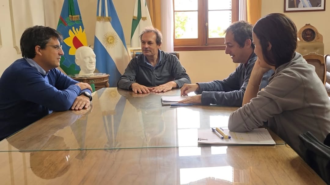 Intendente Stadnik se Reúne con Productores para Abordar la Situación de Caminos Rurales