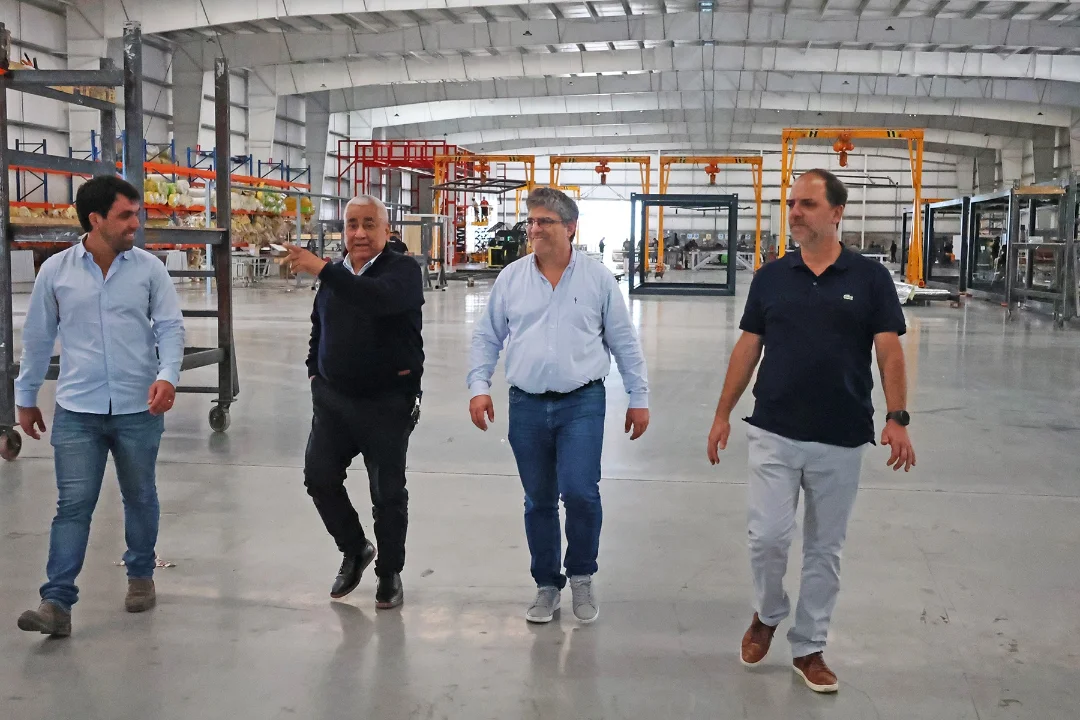 El Intendente Cecilio Salazar visitó la planta de Ecosan, empresa que construirá los nuevos Consultorios Externos del Hospital Municipal