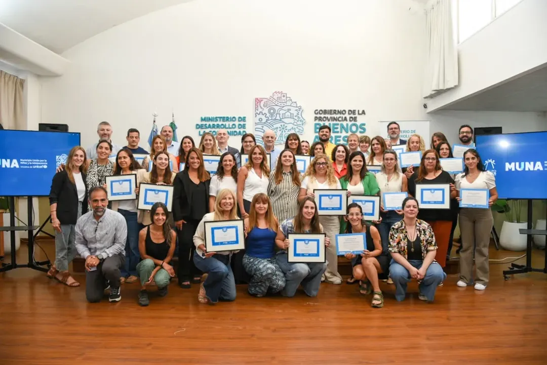 Reconocimiento a Carlos Casares por su labor en políticas de niñez a través del programa MUNA