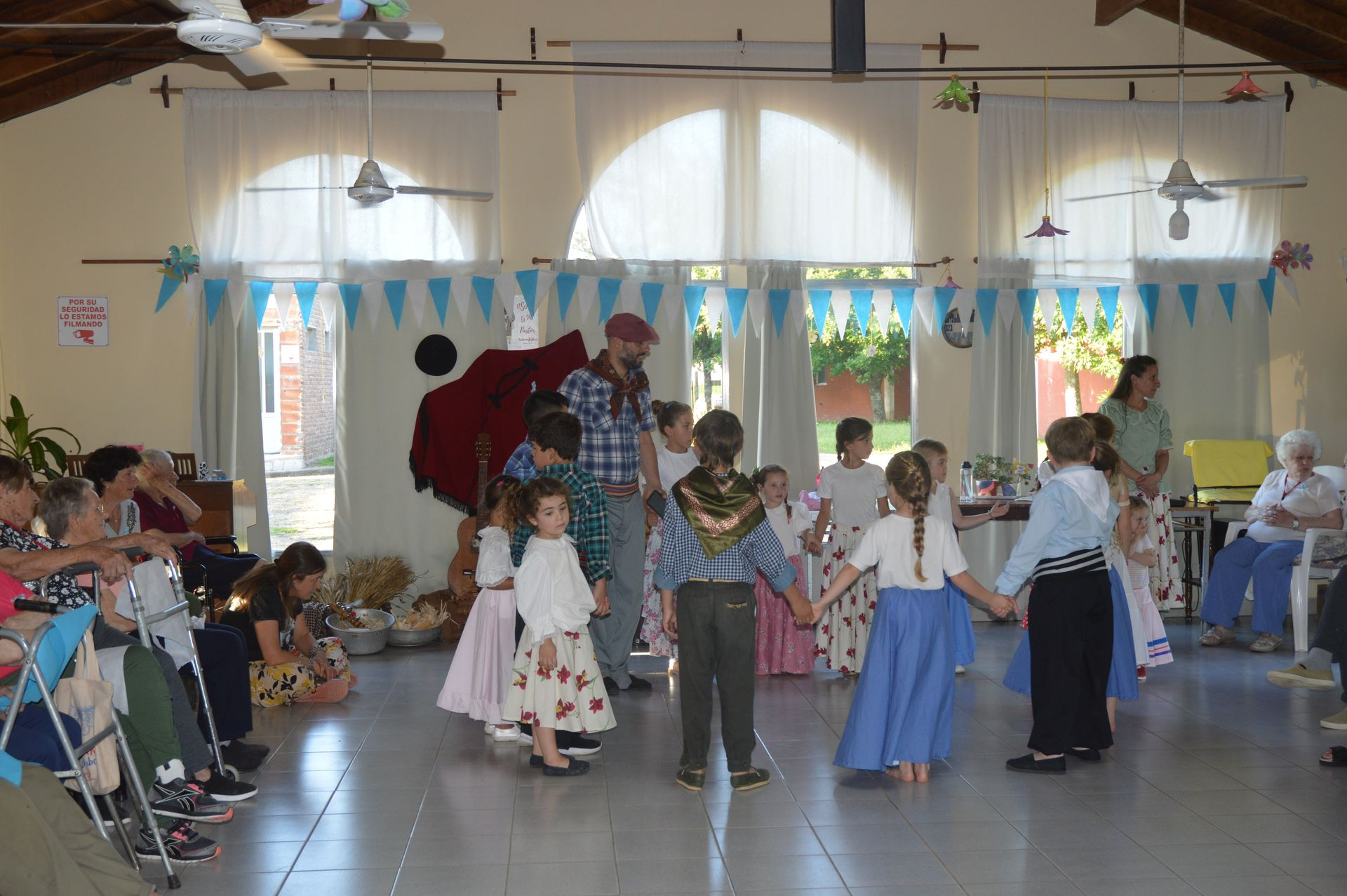 El taller de folclore visitó la Colonia de Ancianos San Antonio