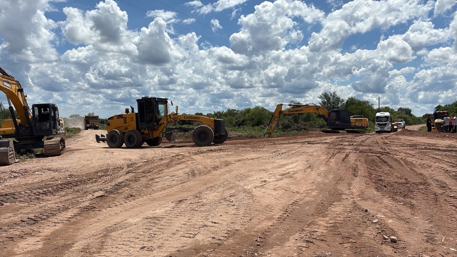 Arreglos de caminos y accesos en distintos puntos del Departamento