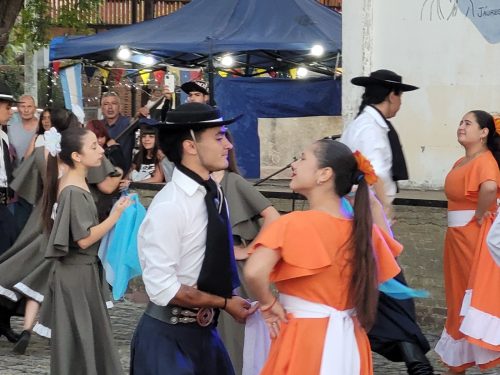 Mercado Raíz: una tarde de encuentro, sabores y danza junto al río