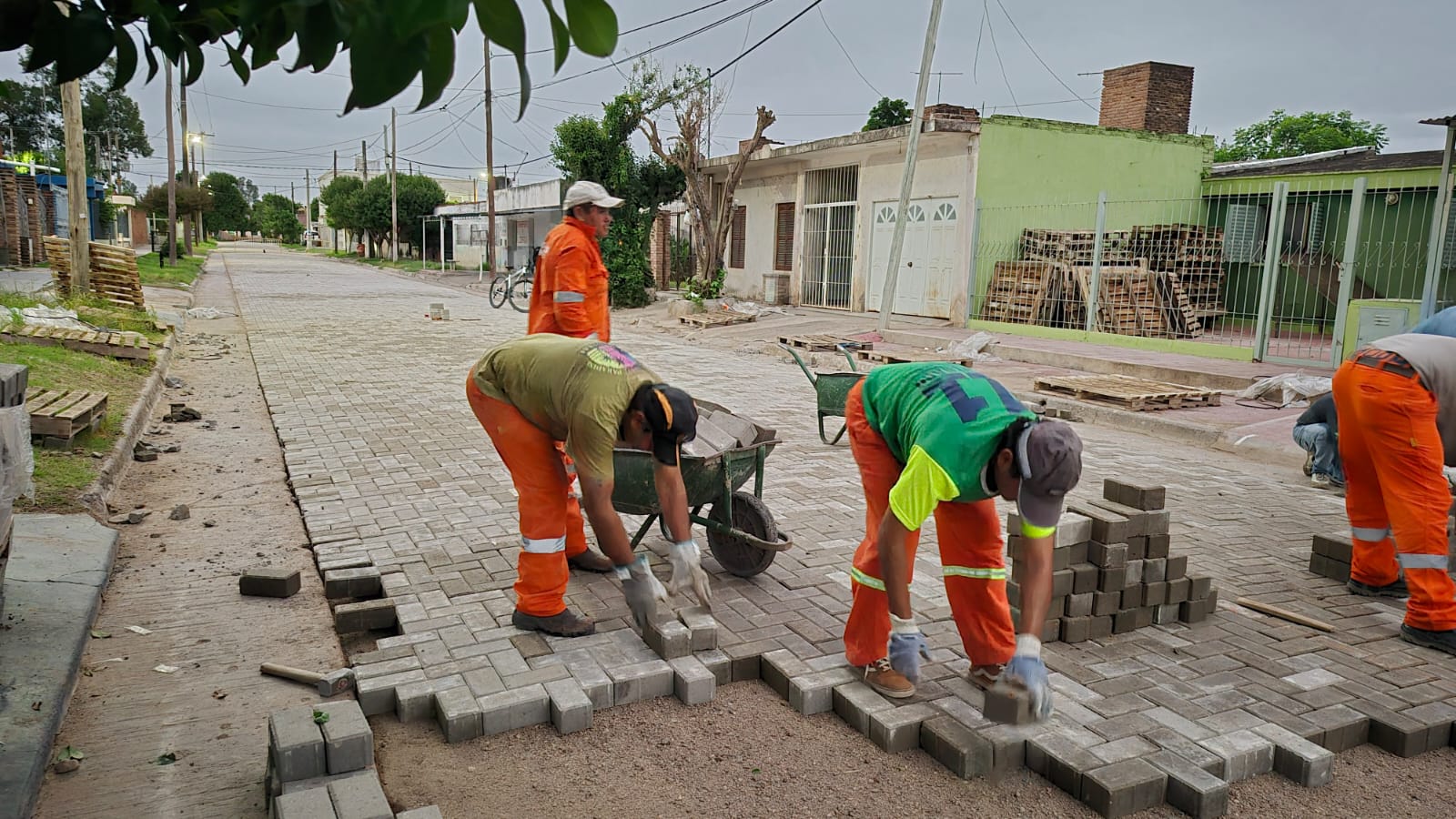 Inició una nueva etapa del adoquinado de calle Del Líbano