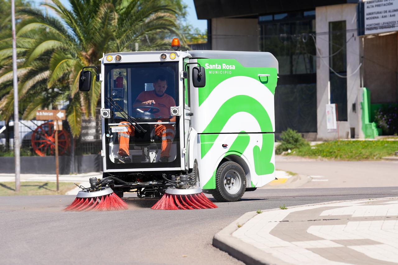 Más equipamiento en Santa Rosa: la ciudad incorporó modernas barredoras que ya operan en las calles