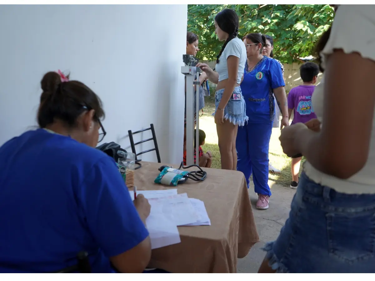 Con una gran convocatoria se realizó un operativo para completar las fichas médicas escolares