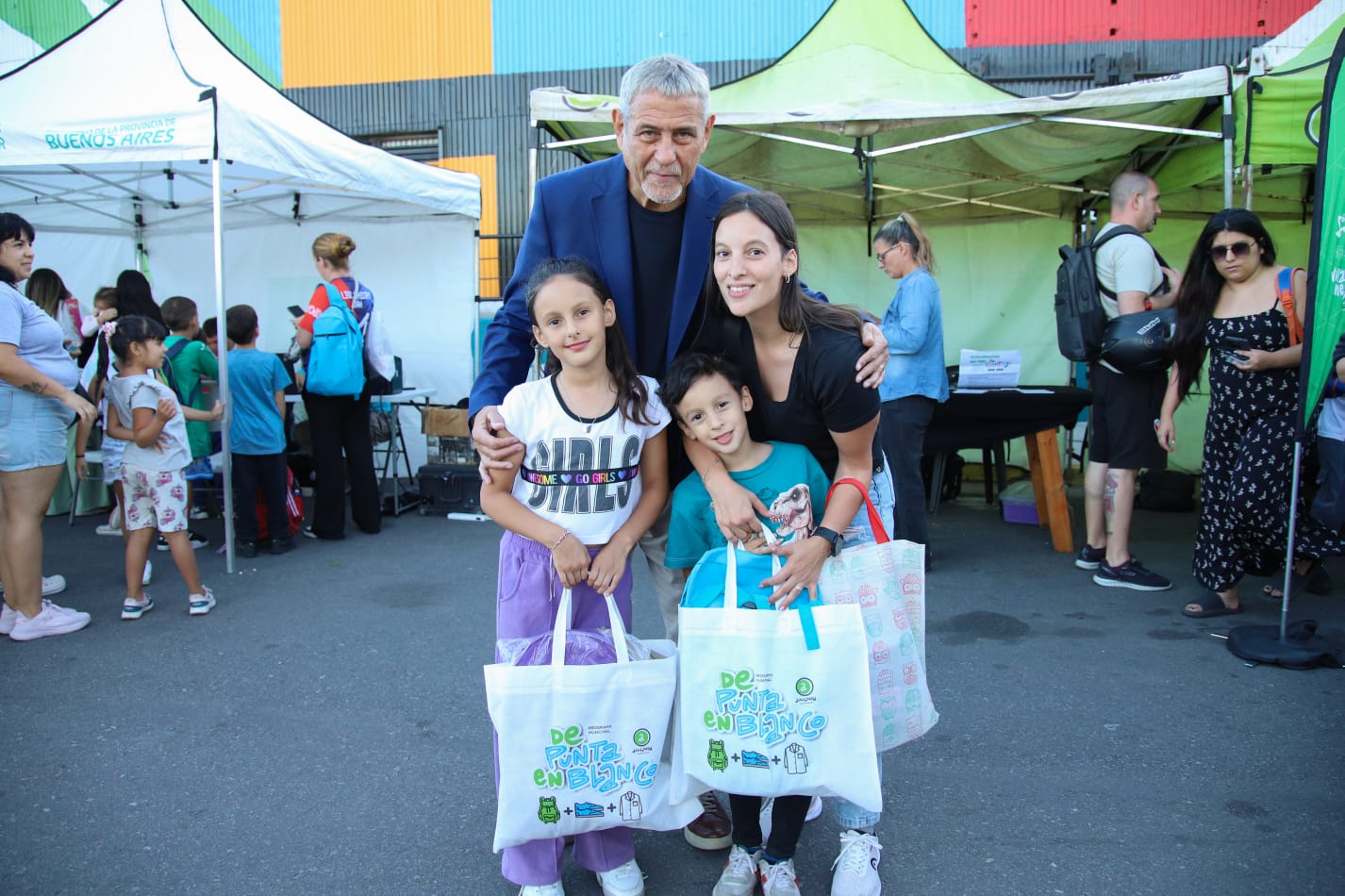 Jorge Ferraresi entregó kits “De Punta En Blanco” en el Parque La Estación