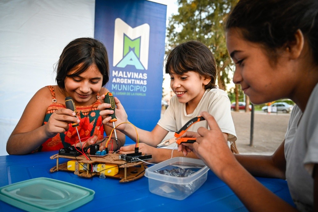 Malvinas Tech en la plaza: Pequeños científicos en acción