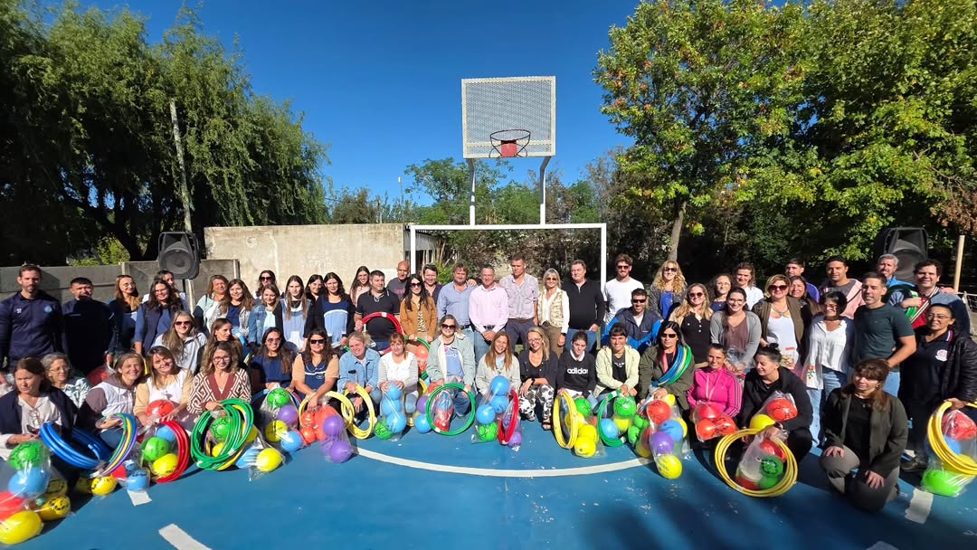 Se entregó material deportivo a todas las instituciones educativas de Carlos Casares