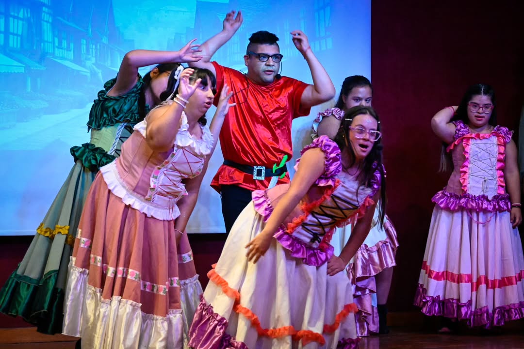 El arte como puente: Emotiva función de teatro inclusivo en el auditorio municipal