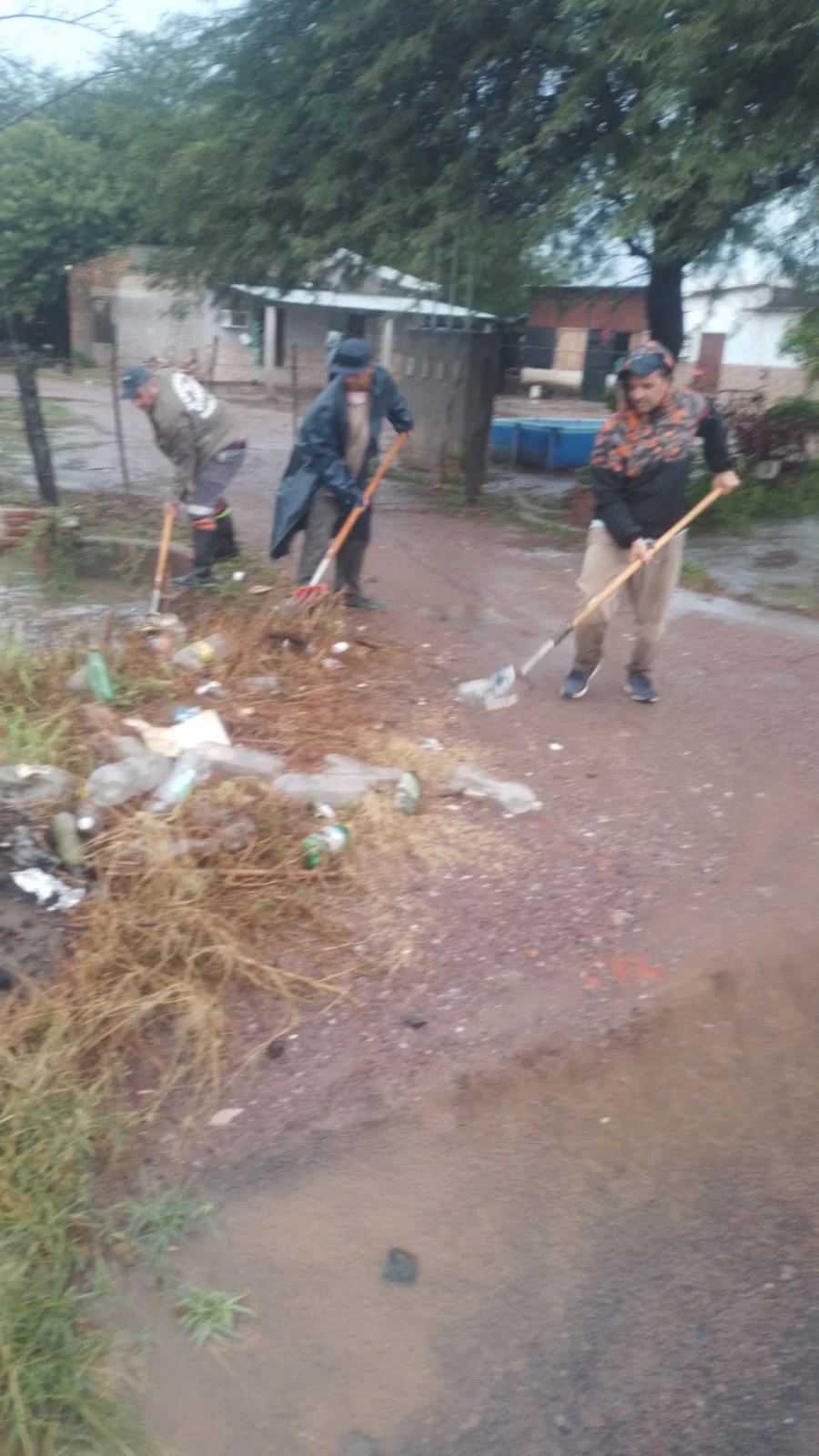 Intensas tareas de los trabajadores municipales para desobstruir los desagües