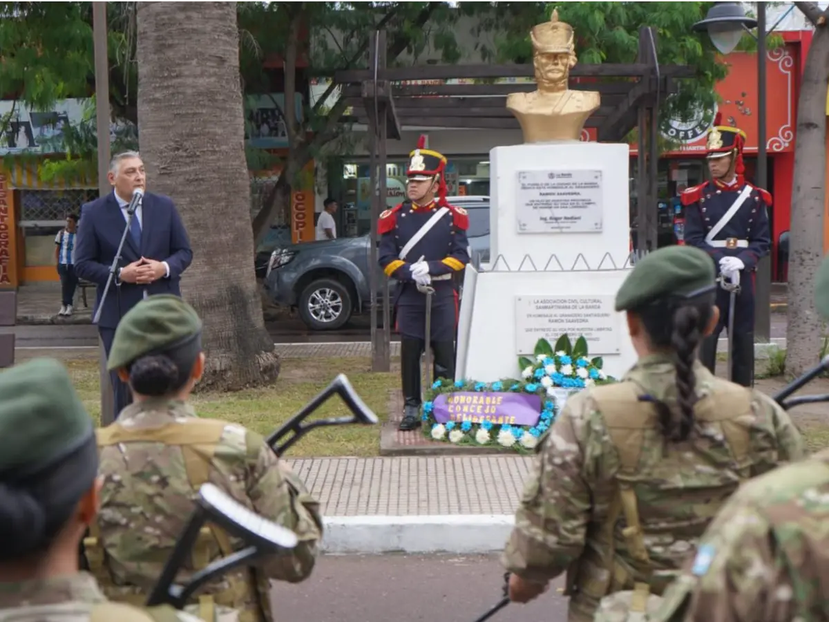 La Banda rindió homenaje al granadero Ramón Saavedra con la inauguración de un busto en su honor